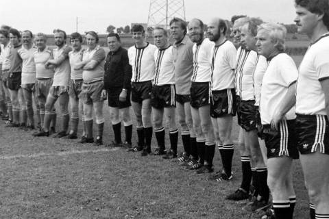 ARH Slg. Weber 02-002/0020, Zwei aufgereihte Männer-Fußballmannschaften und ein Schiedsrichter auf dem Sportplatz des MTV Lemmie zwischen Lemmie und Sorsum, zwischen 1980/1990