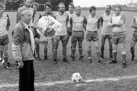 ARH Slg. Weber 02-003/0001, Erster Vorsitzender Günther Bullerdiek vom MTV Lemmie überreicht einen Blumenstrauß zur Siegerehrung nach einem Fußballturnier auf dem Sportplatz des MTV Lemmie zwischen Lemmie und Sorsum, zwischen 1980/1990