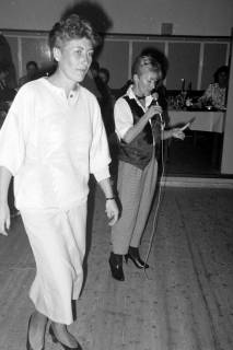 ARH Slg. Weber 02-003/0009, Modenschau bei der Grün-Weißen Ballnacht des TV Jahn Leveste im Gasthaus Behnsen, Leveste, zwischen 1980/1990