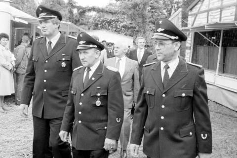 ARH Slg. Weber 02-003/0014, V.l. Stadtbrandmeister Fritz Narten, Brandschutzabschnittsleiter Eugen Uhlenberg und Ortsbrandmeister Klaus-Peter Hackbarth aus Everloh bei einem Zeltfest zum Jubiläum der Ortsfeuerwehr Everloh, im Hintergrund Bürgermeister Helmut Oberheide, Gehrden, zwischen 1980/1990
