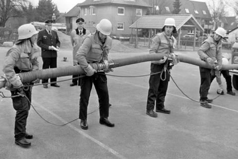 ARH Slg. Weber 02-005/0015, Feuerwehrgrundlehrgang der Freiwilligen Feuerwehren Gehrden und Wennigsen mit Lehrgangsleiter Heinz Pinkowski (hinten rechts) auf dem Schulhof der Grundschule Am Castrum, Gehrden, zwischen 1980/1990