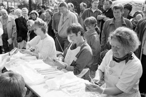 ARH Slg. Weber 02-007/0002, Frauen schälen mit Publikum auf einem Fest? Spargel um die Wette, r. Anne Lübcke, zwischen 1980/1990