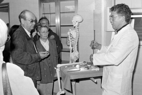 ARH Slg. Weber 02-009/0009, Dr. Alexander Weiß erläutert einer Personengruppe (u. a. Georg Weber sen. und Rosemarie Weber) eine Untersuchung beim Tag der offenen Tür im Robert-Koch-Krankenhaus, Gehrden, nach 1986
