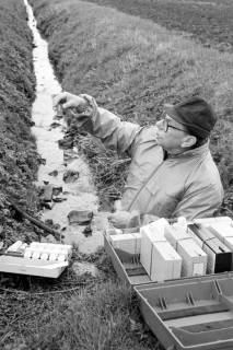 ARH Slg. Weber 02-009/0012, Detlef Meyer bei Gewässergüteuntersuchung, zwischen 1980/1990