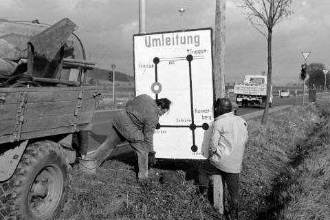 ARH Slg. Weber 02-010/0002, Zwei Männer stellen eine Umleitungsbeschilderung auf, Gehrden, zwischen 1980/1990
