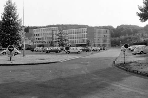 ARH Slg. Weber 02-010/0015, Blick über den Parkplatz auf das Robert-Koch-Krankenhaus, Gehrden, zwischen 1970/1980