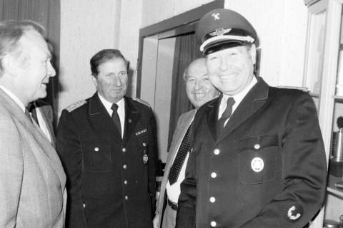 ARH Slg. Weber 02-011/0002, V.l. SPD-Ratsmitglied im Feuerschutzausschuss Herbert Clausing, Kreisbrandmeister August Heine, Bürgermeister Gerhard Oberkönig und Ortsbrandmeister Günter Baumgarten von der Ortsfeuerwehr Leveste im Gasthaus Behnsen, Leveste, zwischen 1980/1990