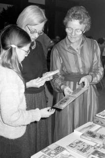 ARH Slg. Weber 02-011/0023, r. Marlies Koschützke an ihrem Unicef Stand mit Grußkartenverkauf bei einer Weihnachtsausstellung , zwischen 1980/1990