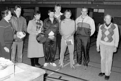 ARH Slg. Weber 02-012/0001, Übergabe von Urkunden für die Teilnahme am Sportabzeichenwettbewerb an Sportler in der Sporthalle Lange Feldstraße, l. Sigrun Bigorajski als Leiterin der Sportabzeichenaktion, Gehrden, zwischen 1980/1990