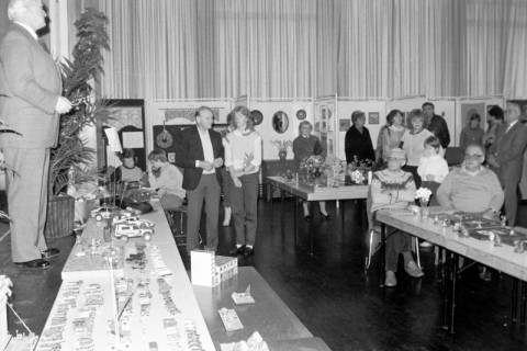 ARH Slg. Weber 02-013/0006, Bürgermeister Helmut Oberheide eröffnet eine Hobbyausstellung in der Festhalle, Gehrden, zwischen 1976/1980