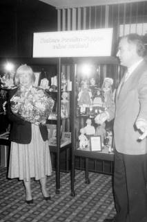 ARH Slg. Weber 02-013/0009, Ausstellung von Porzellan-Puppen in der Bankfiliale der Dresdner Bank in der Dammstraße mit Filialleiter und Bankdirektor Hans-Jürgen Anacker, Gehrden, zwischen 1980/1990