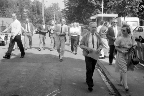 ARH Slg. Weber 02-013/0013, Ortsbürgermeister Waldemar Brandes (vorn mit Aktenmappe) und Stadtdirektor Hans Bildhauer (Mitte) bei einer Ortsbegehung mit dem Ortsrat und Anliegern im Pagenburgweg, Lenthe, zwischen 1980/1990