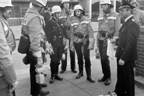 ARH Slg. Weber 02-014/0001, r. Kreisausbildungsleiter Klaus-Dieter Koch aus Laatzen bei der Abnahmeprüfung zum Feuerwehrgrundlehrgang für Gehrdener Ortsfeuerwehren auf dem Schulhof der Grundschule Am Castrum, Gehrden, nach 1982