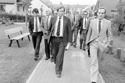 ARH Slg. Weber 02-014/0003, Politiker beim Besuch der Grünzone des Neubaugebietes Nordfeld, Gehrden, zwischen 1980/1990