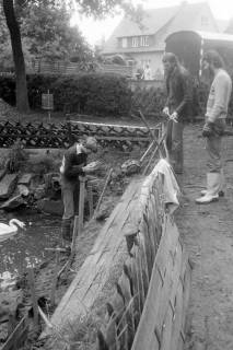 ARH Slg. Weber 02-014/0017, Drei Männer festigen den Rand des Brauereiteichs mit Holzpflöcken, Alt-Gehrden, zwischen 1980/1990