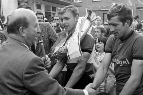 ARH Slg. Weber 02-015/0009, Siegerehrung nach einem Radrennen des traditionellen Bürgerpreis der Stadt Gehrden durch Bürgermeister Gerhard Oberkönig, Alt-Gehrden, zwischen 1970/1980