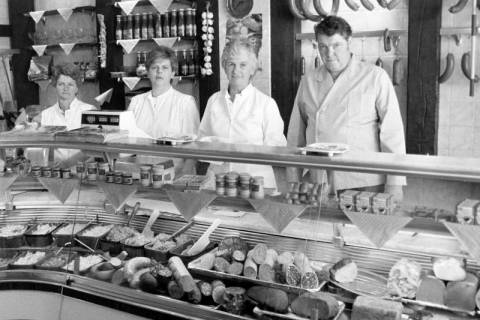 ARH Slg. Weber 02-015/0010, V.r. Fleischermeister Wilhelm Beier, Frau Bess, Frau Sonntag und Margot Beier in der Fleischerei Beier im Steinweg, Gehrden, zwischen 1980/1990