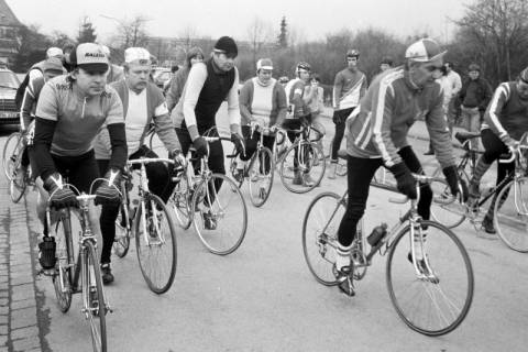 ARH Slg. Weber 02-015/0014, Rennradfahrer beim Start? eines Rennens, zwischen 1980/1990