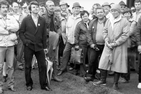 ARH Slg. Weber 02-016/0006, Start der Grenzbegehung Gehrdens mit v.l. SPD-Landtagsabgeordnete Heinrich Aller und CDU-Landtagsabgeordneter Willi Lindhorst auf dem Sportplatz des MTV Lemmie, zwischen 1980/1990