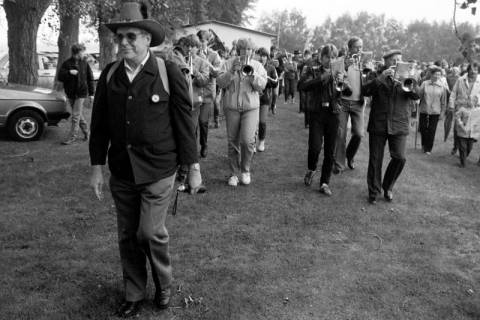 ARH Slg. Weber 02-016/0008, Start der Grenzbegehung mit Ortsbürgermeister Horst Lanka aus Lemmie und der Feuerwehrmusikkapelle Gehrden auf dem Sportplatz des MTV Lemmie, zwischen 1980/1990