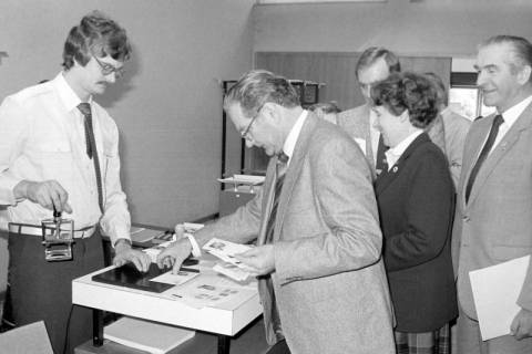 ARH Slg. Weber 02-017/0007, Sonderpostamt mit Postbeamten Wilfried Badstieber vermutlich bei der Briefmarken-Ausstellung vom 19./20. Mai 1979 zum 10jährigen Bestehen des Gehrdener Philatelistenvereins in der Festhalle, Gehrden, 1979
