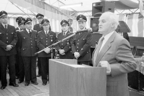 ARH Slg. Weber 02-017/0013, Bürgermeister Helmut Oberheide hält eine Rede beim Zeltfest zum Jubiläum der Ortsfeuerwehr Everloh, Gehrden, zwischen 1980/1990