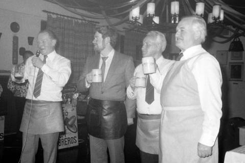 ARH Slg. Weber 02-017/0014, Traditioneller Bockbieranstich im Schützenhaus mit v.l. Gastwirt Günter Langner, Brauereivertreter N.N., Vorsitzender der "Schützengesellschaft Ottomar von Reden" Erich Krack und Bürgermeister Helmut Oberheide, Gehrden, zwischen 1980/1990