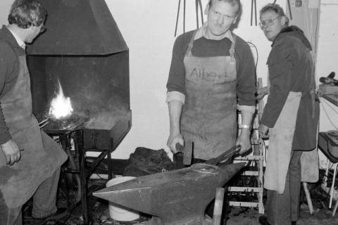 ARH Slg. Weber 02-018/0003, Albert Brock (Mitte) und zwei weitere Männer beim Hufeisen schmieden, zwischen 1980/1990