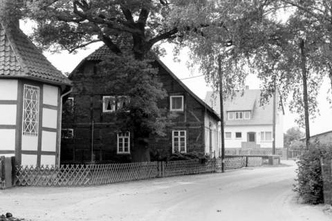 ARH Slg. Weber 02-018/0009, Die Straße Tivoli neben der Kapelle Redderse, im Hintergrund die Kreuzung zur Wiesenstraße, Redderse, zwischen 1980/1990