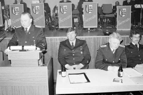 ARH Slg. Weber 02-018/0014, (v. l.) Brandschutzabschnittsleiter Eugen Uhlenberg, Stadtbrandmeister Fritz Narten, Hans Hemann Meier und Günter Eilers bei einer Veranstaltung der Feuerwehr im Gasthaus Behnsen, Leveste, zwischen 1980/1990