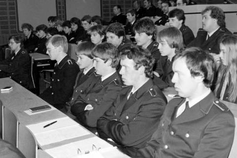ARH Slg. Weber 02-019/0012, Grundlehrgang für Feuerwehrmann-Anwärter aus Gehrden und Wennigsen in einem Vorlesungssaal zur theoretischen Ausbildung, zwischen 1980/1990