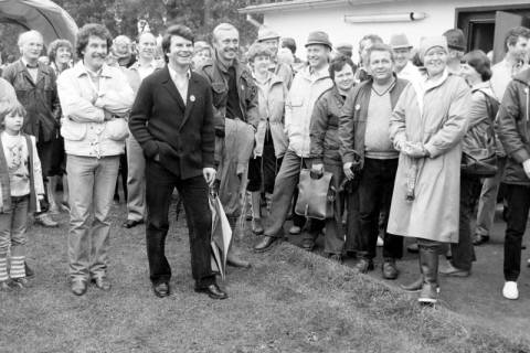ARH Slg. Weber 02-019/0013, Start der Grenzbegehung Gehrdens mit v.l. SPD-Landtagsabgeordnete Heinrich Aller und CDU-Landtagsabgeordneter Willi Lindhorst auf dem Sportplatz des MTV Lemmie, zwischen 1980/1990