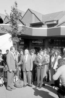 ARH Slg. Weber 02-019/0019, Bürgermeister Helmut Oberheide und weitere Personen vor dem Lampengeschäft "H.J. Schulz" in der Große Bergstraße zum Anlass der Wohnanlage von der Baugesellschaft Reichsbund, Gehrden, um 1985