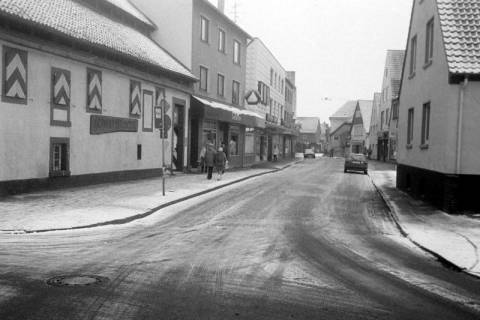 ARH Slg. Weber 02-019/0020, Blick in die Dammstraße mit dem Heimat-Museum im Winter, Gehrden, zwischen 1980/1990