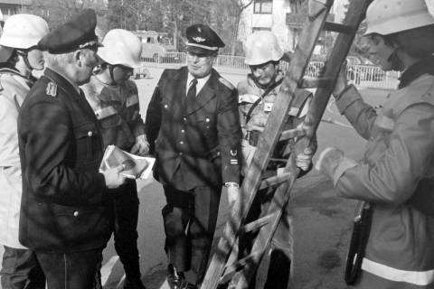 ARH Slg. Weber 02-020/0013, Abnahme Grundlehrgang auf dem Schulhof der Grundschule Am Castrum, in der Mitte Ortsbrandmeister Karl-Heinz Röbenack aus Lenthe, Gehrden, zwischen 1980/1990