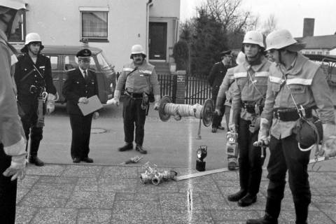 ARH Slg. Weber 02-020/0014, Abnahme des Grundlehrganges an der Grundschule Am Castrum mit Kreisausbildungsleiter Klaus-Dieter Koch, Gehrden, zwischen 1980/1990