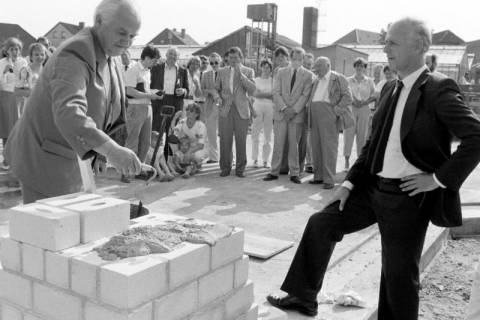 ARH Slg. Weber 02-020/0019, Gehrdens Bürgermeister Helmut Oberheide legt den Grundstein auf einer Baustelle, zwischen 1980/1990