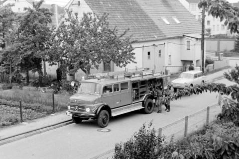 ARH Slg. Weber 02-021/0005, Löschgruppenfahrzeug LF 16 der Ortsfeuerwehr Gehrden vor einem Wohngebäude in der Südstraße, Gehrden, um 1977