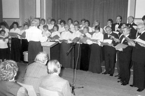 ARH Slg. Weber 02-021/0008, Auftritt des gemischten Chors Leveste im Gasthaus Behnsen, Leveste, um 1980
