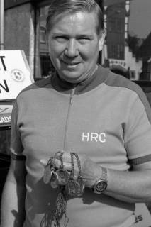 ARH Slg. Weber 02-021/0011, Zweiter Vorsitzender des Hannoverschen Radsport Clubs Georg Wunner mit fünf Medaillen von Radrennen, zwischen 1980/1990