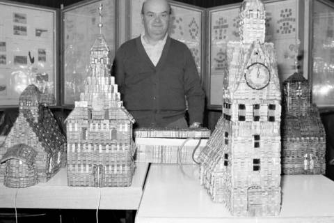 ARH Slg. Weber 02-021/0012, Willi Schrader mit Kirchenmodellen aus Wäscheklammern bei einer Hobbyausstellung in der Festhalle, Gehrden, um 1980
