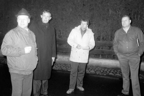 ARH Slg. Weber 02-022/0001, Kontrolle der Straßenbeleuchtung durch v.l. Ortsbürgermeister Hermann Deiters, Hastra-Betriebsstättenleiter Fenske, N.N. und Ortsbrandmeister Günter Baumgarten, Leveste, zwischen 1980/1990