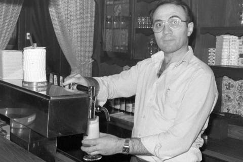 ARH Slg. Weber 02-022/0011, Gastwirt Zvonko Paun zapft ein Bier in seiner Gaststätte "Belgrad" im Steinweg, Gehrden, zwischen 1980/1990