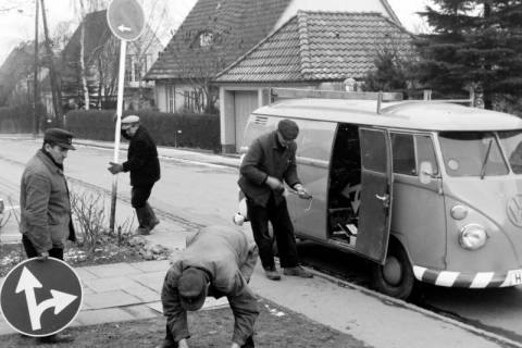 ARH Slg. Weber 02-023/0010, Stadtarbeiter vom Bauhof stellen Straßenschilder an der Matthias-Claudius-Straße vor dem Gymnasium auf, Gehrden, zwischen 1970/1980