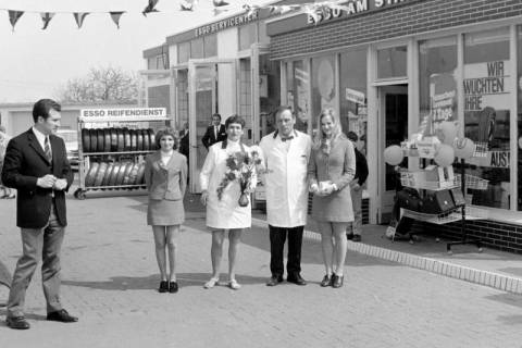 ARH Slg. Weber 02-023/0015, Inhaber bei einer Feier vor ihrer Esso Tankstelle Stadtweg, Gehrden, zwischen 1975/1980