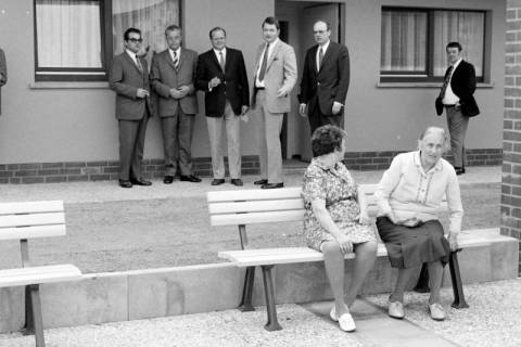 ARH Slg. Weber 02-023/0020,  Besichtigung einer Wohnanlage für Senioren mit v.l. SPD-Landtagsabgeordneter Ernst-Georg Hüper, Stadtdirektor Walter Flasbarth, N.N., Landrat Jürgen Bauermeister, N.N. und N.N., Gehrden, zwischen 1970/1975