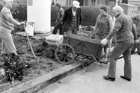 ARH Slg. Weber 02-024/0003, Neuanlage eines Pflanzbeetes in Eigenarbeit der Anlieger aus der Haarbünte und Franzburger Straße, Gehrden , zwischen 1980/1990