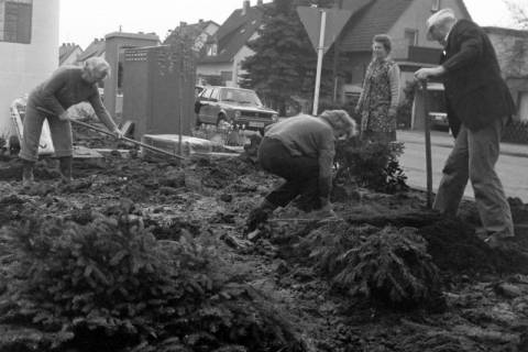 ARH Slg. Weber 02-024/0004, Neuanlage eines Pflanzbeetes in Eigenarbeit der Anlieger aus der Haarbünte und Franzburger Straße, Gehrden , zwischen 1980/1990
