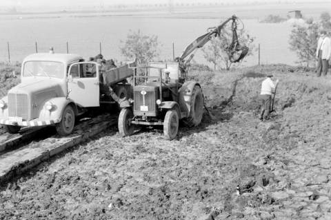 ARH Slg. Weber 02-024/0013, Ausbaggerung eines Klärteiches mit einem Mercedes LKW vom Bauhof der Stadt Gehrden, r. Bauamtsleiter Hermann Nasemann, Gehrden, zwischen 1965/1970