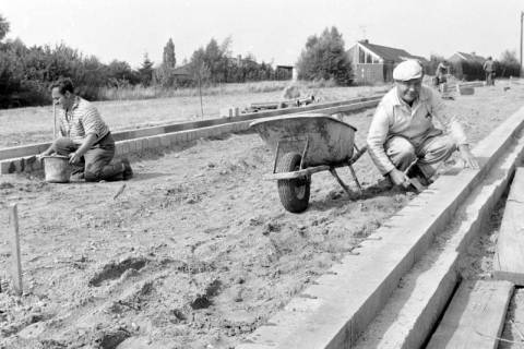 ARH Slg. Weber 02-025/0013, Zwei Männer mauern die Abgrenzung einer Straße?, zwischen 1980/1990